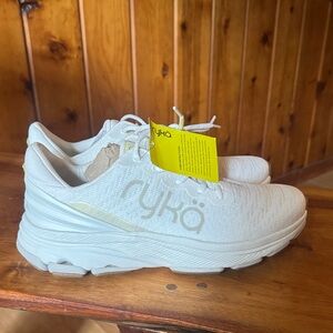 Ryka women’s size 9 NEW NWT Cream Sneakers Devotion x max